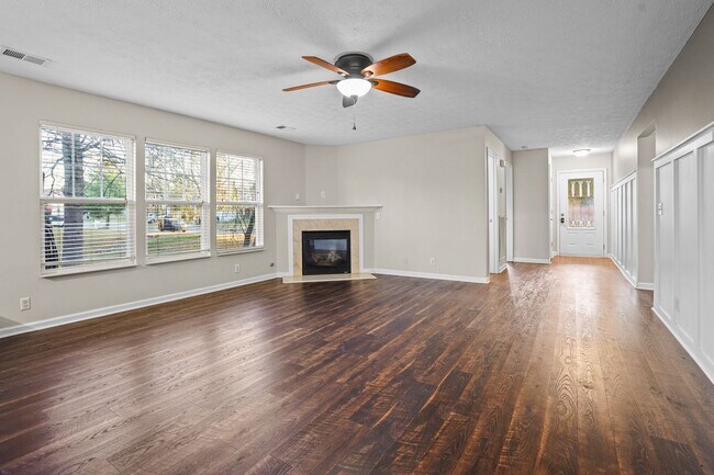 Building Photo - 131 Crestwood Ln