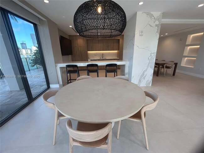 Building Photo - 801 N Venetian Dr