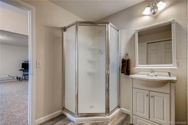 Building Photo - Beautiful 4 bedroom 3.5 bathroom single fa...