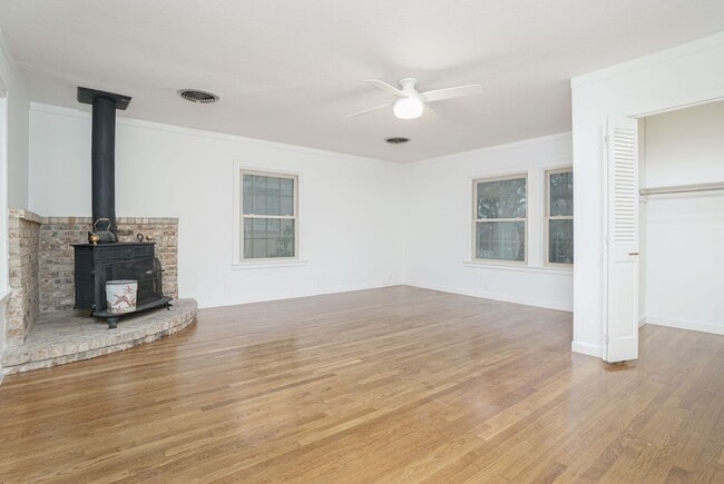 Building Photo - Luxury 4-Bedroom Home with 3,400+ Sq Ft in Prime San Antonio Location