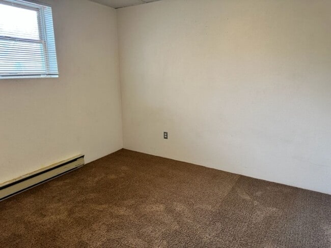 Building Photo - Spacious 6BD 2BA House
