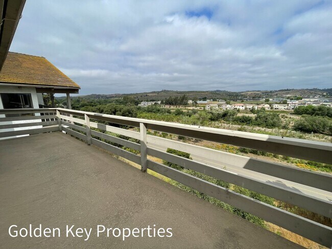 Building Photo - Welcome to this stunning duplex located in beautiful Bonsall!