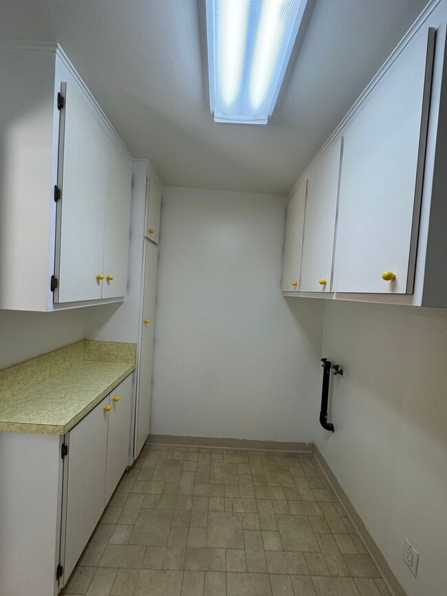 Building Photo - 2 bed 1 bath with large attached garage and fenced yard