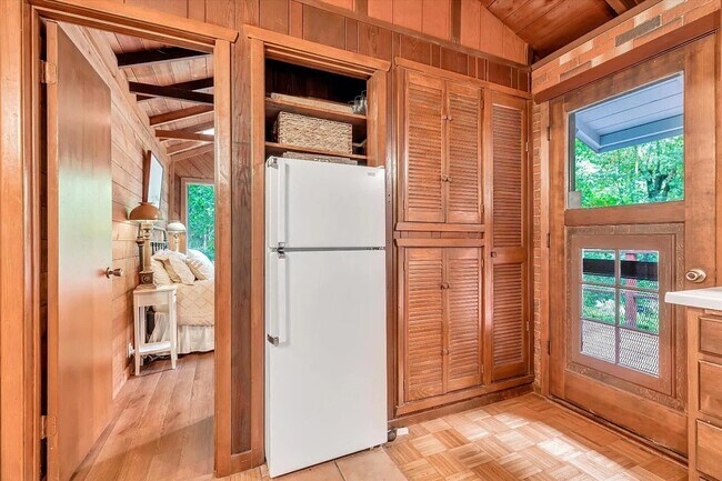 Building Photo - Picturesque, Pet Friendly, with Garage and...