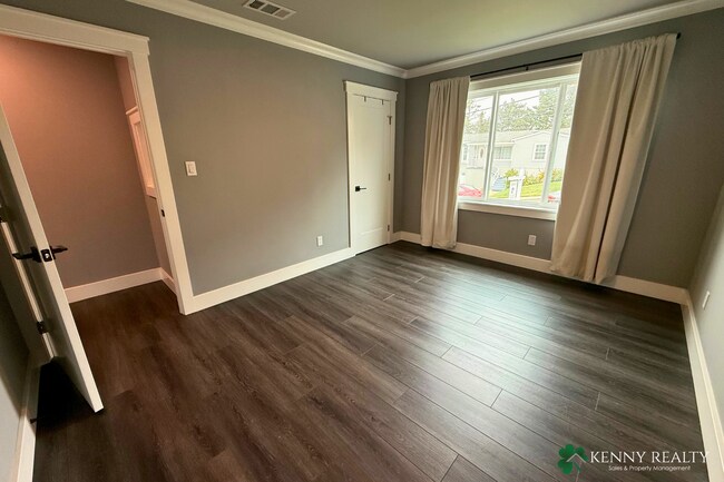 Building Photo - 424 Manor Dr