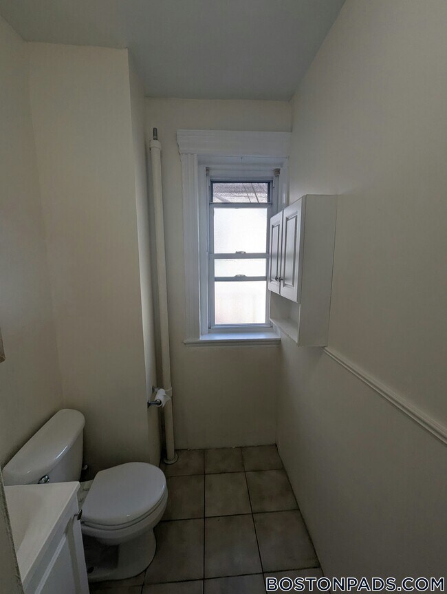 Building Photo - 364 Riverway