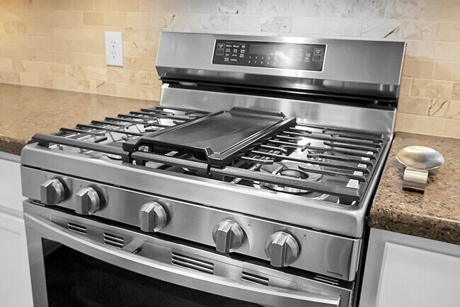 Building Photo - Johns Island 4BR, 2.5 BA Gem: Features Wood Floors, 2-Car Garage, & Community Pool