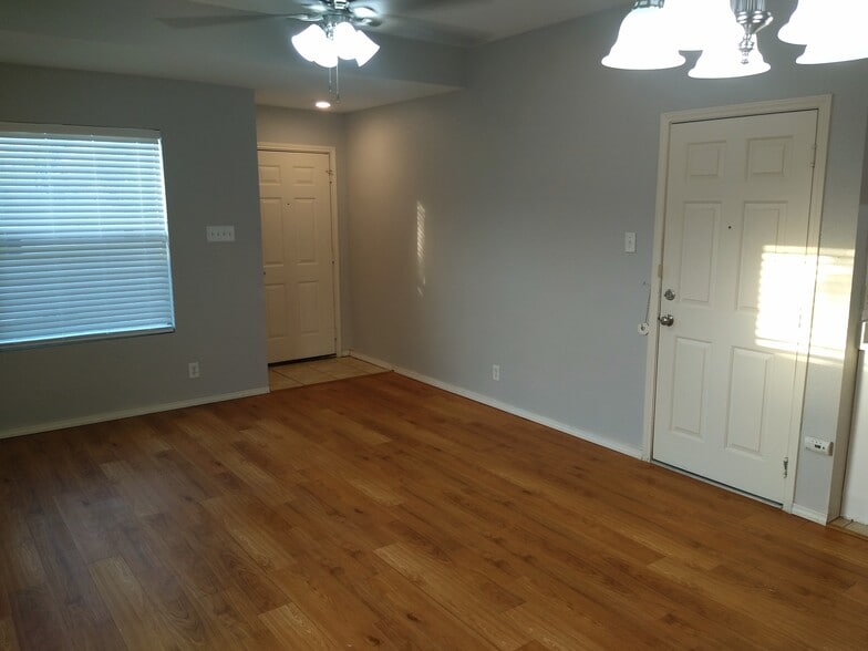 Living area - 6306 Green Top Dr