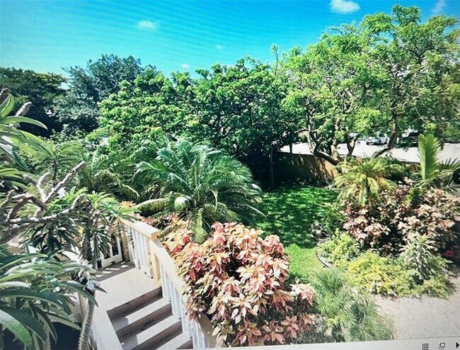 Building Photo - 811 NE 14th Pl