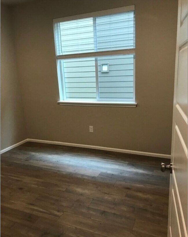 Building Photo - Beautiful, almost new Home Marysville!