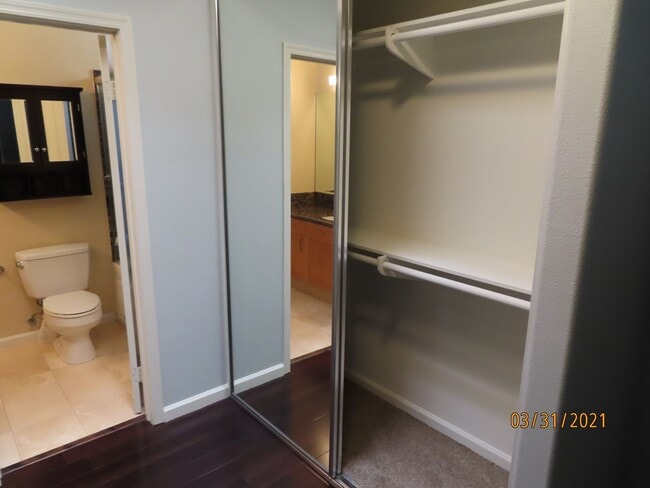 Building Photo - Two Bedroom 2.5 bath Townhome in South Par...