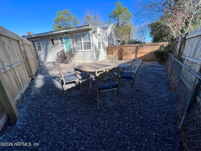 Building Photo - 4550 Crescent St