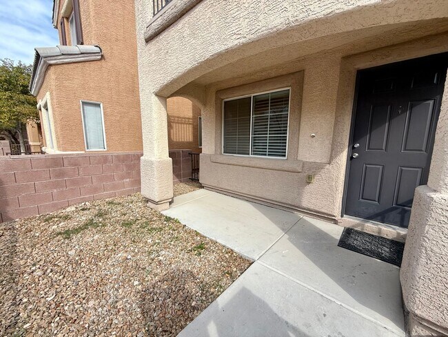 Building Photo - 2/BD 2.5/BA Home in Gated Community with M...