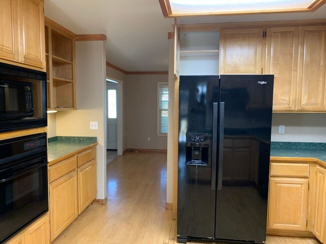 Building Photo - 4 Bedroom House with Great Floor Plan Clos...