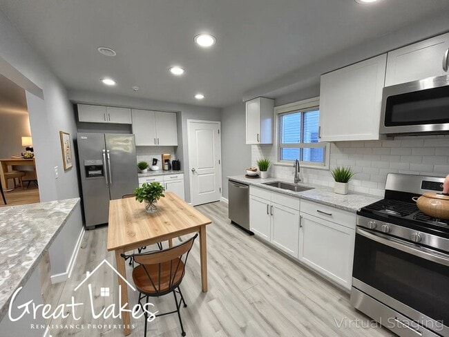 Building Photo - Beautiful 2 Bedroom 1 Bathroom now availab...