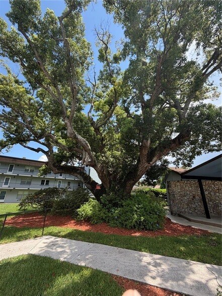 Building Photo - 333 N Lake Howard Dr
