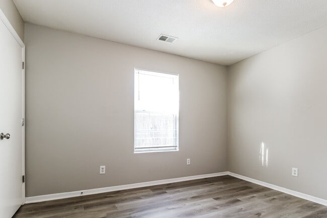 Building Photo - 4705 Waterfront Oak Dr