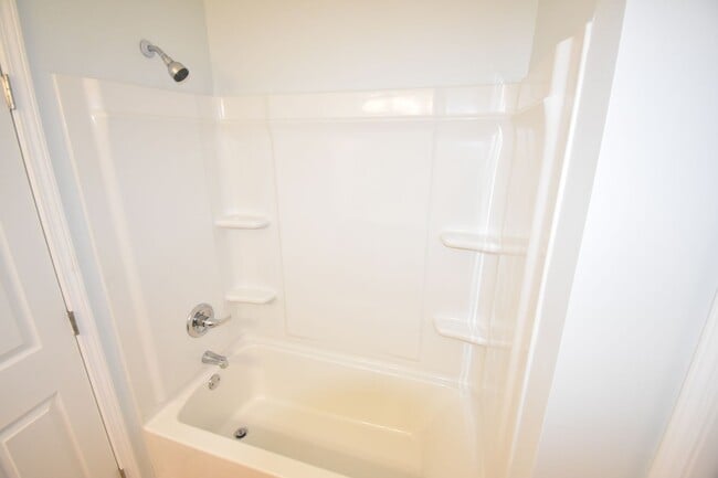 Building Photo - 2 Bedroom and 2 Bath Condo (No Pets)