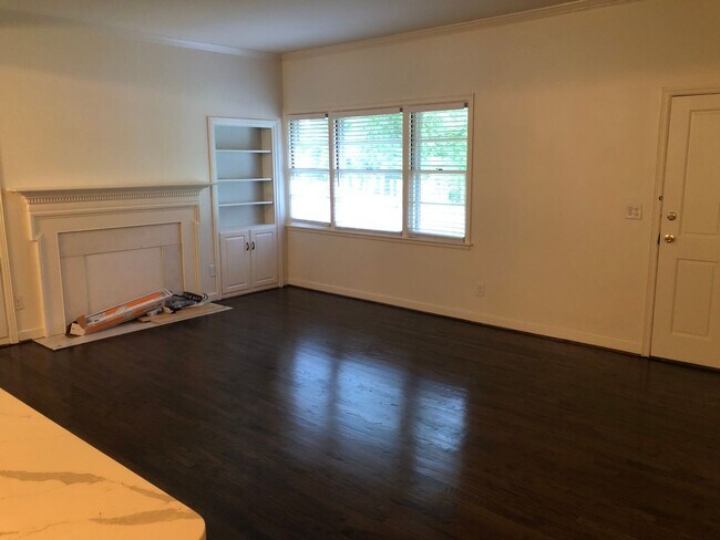 Building Photo - r1670