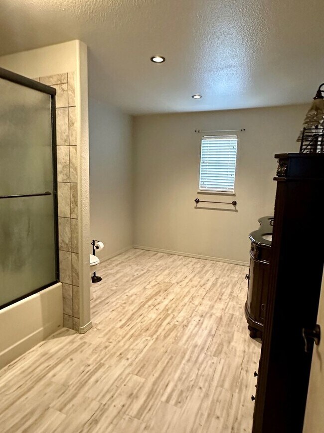 Building Photo - Beautiful Country Home! With Bonus Office/Den Room