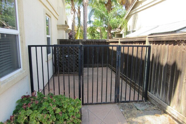 Building Photo - Beautiful Deer Ridge 4 Bed, 3 Bath Brentwood Home