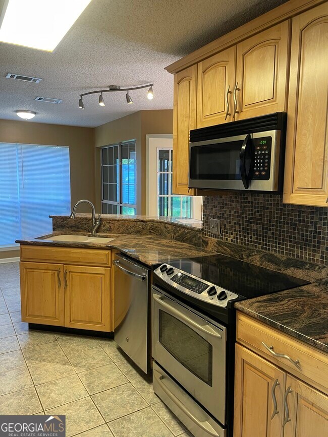 Building Photo - 108 Acorn Ct