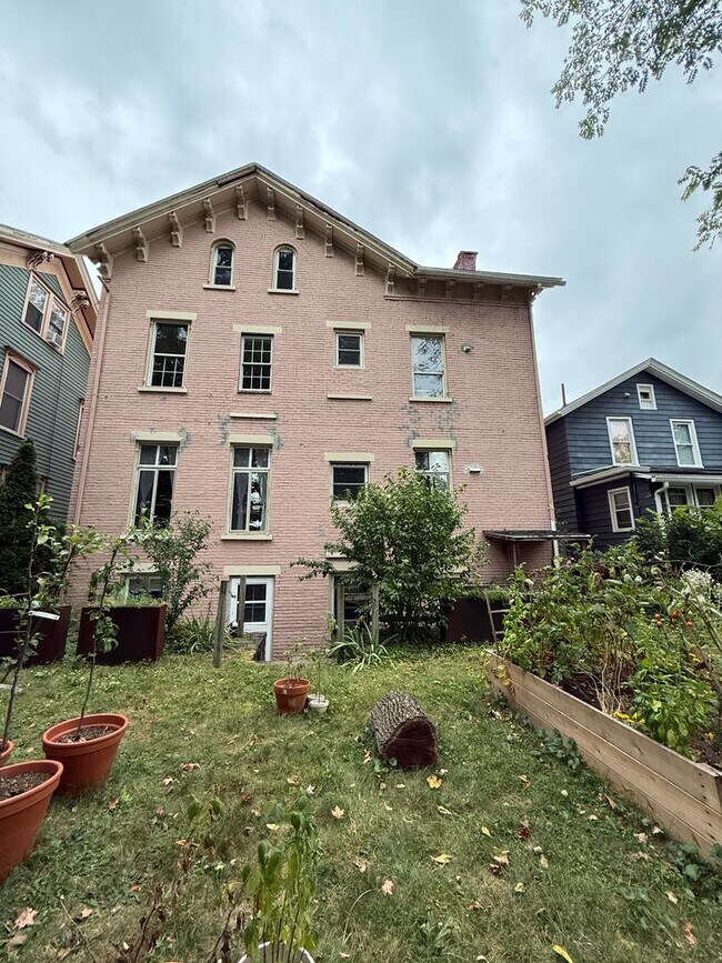 Building Photo - 117 Fair St
