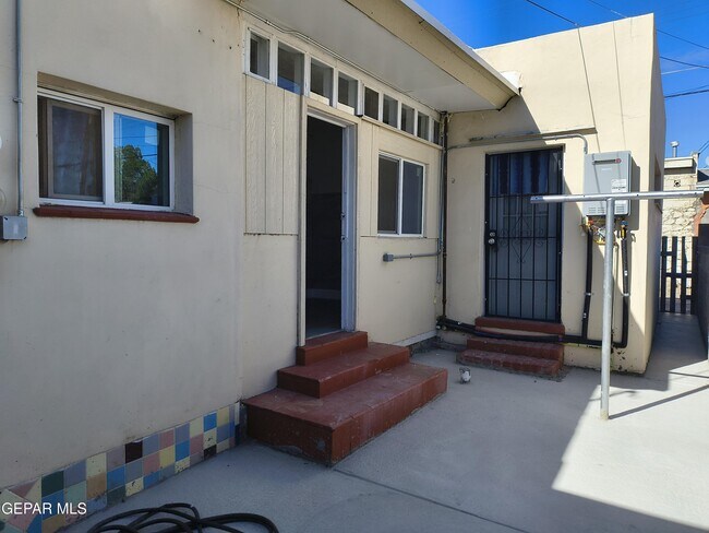 Building Photo - 714 N San Marcial St