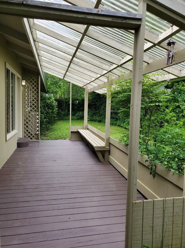 Building Photo - Modern Upgraded 3 bedroom Rambler