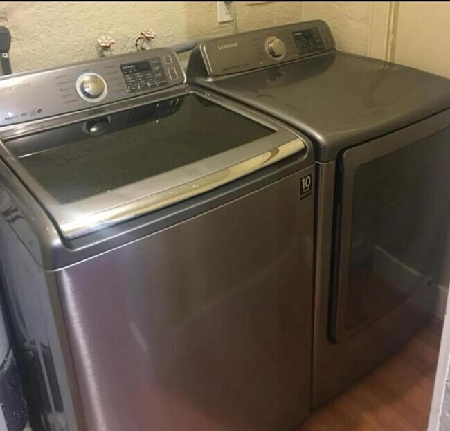 Building Photo - 3 bedroom in Miami Gardens FL 33054