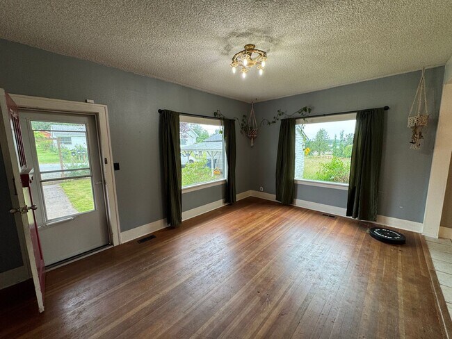 Building Photo - Country Living - 2 Bedroom 1 Bathroom