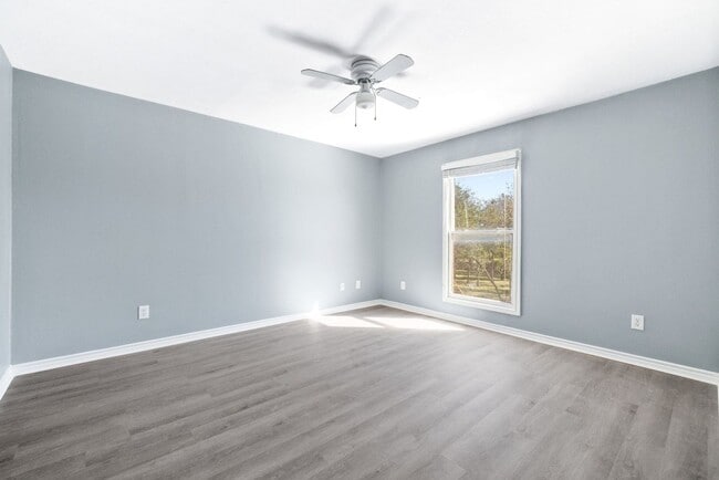 Building Photo - Carriage Place Square