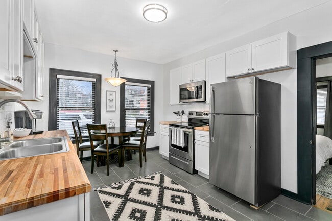 Building Photo - 1143 W 41st Terrace