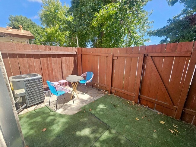Building Photo - 2 bed/ 1.5 bath Townhouse with private garage