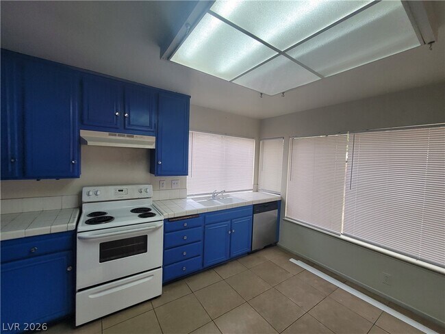 Building Photo - 4760 Woodridge Rd