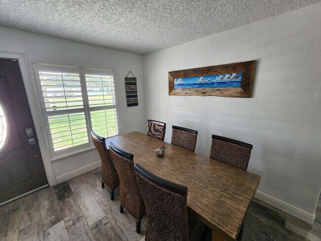 Building Photo - Great beachside 2/2/1 on corner lot