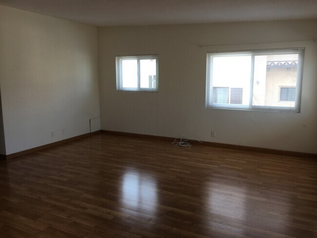 Building Photo - 416 Rosecrans Ave