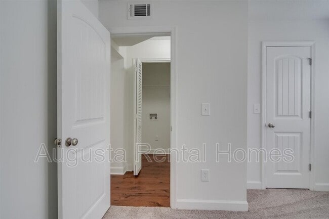 Building Photo - 2905 Arrowhead Dr