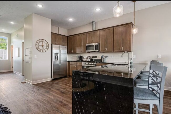 Building Photo - Fully Furnished 2 Master Suites | Luxe Townhome Near UNMC