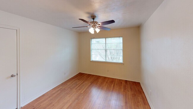 Building Photo - 3 Bedroom/2bath/2 Car Garage