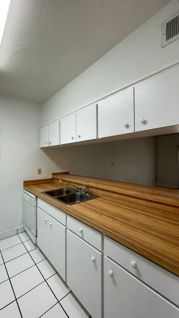 Building Photo - Priced Right!1 Bed 1 Bath Condo in Grenele...