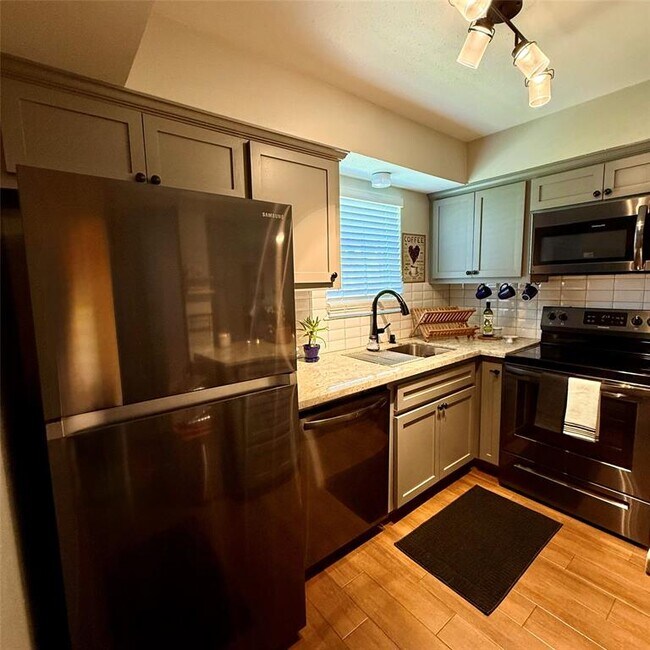 Building Photo - 13022 Trail Hollow Dr
