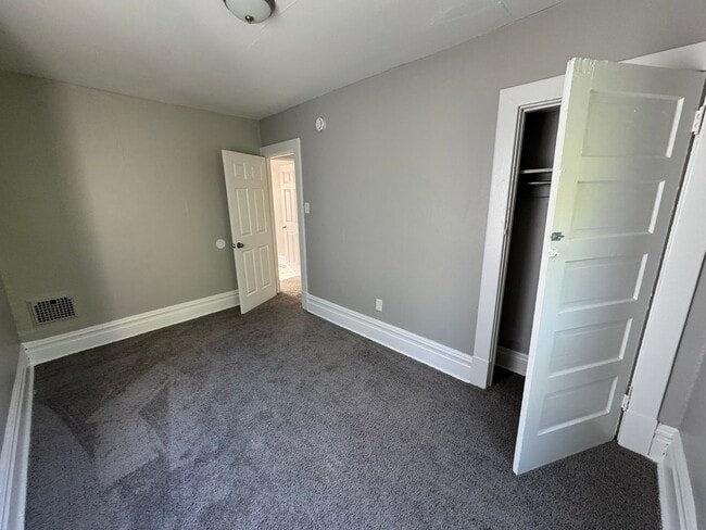 Building Photo - Lovely Two Bedroom Townhome