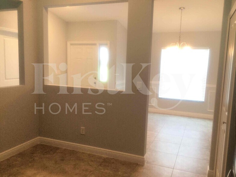 Building Photo - 328 SW Ridgecrest Dr