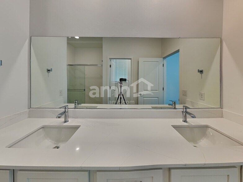 Building Photo - 12323 W Burruel Crk Ln