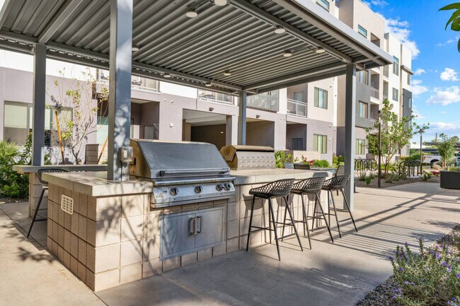 Building Photo - 711 W Broadway Rd