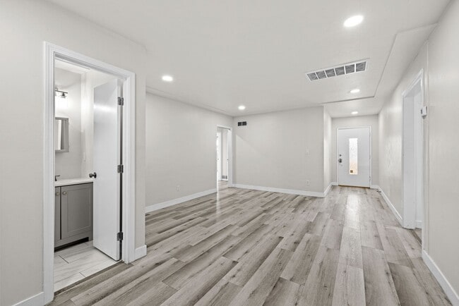 Building Photo - 5528-5530 Dorothy Drive