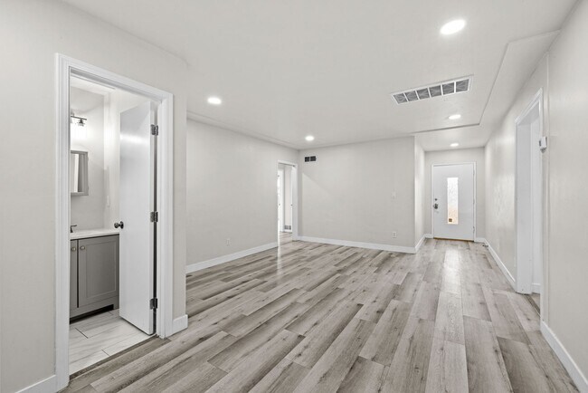 Building Photo - 8 Bed 3 Bath House on Prime Dorothy Way - Minutes Walk to Campus!!