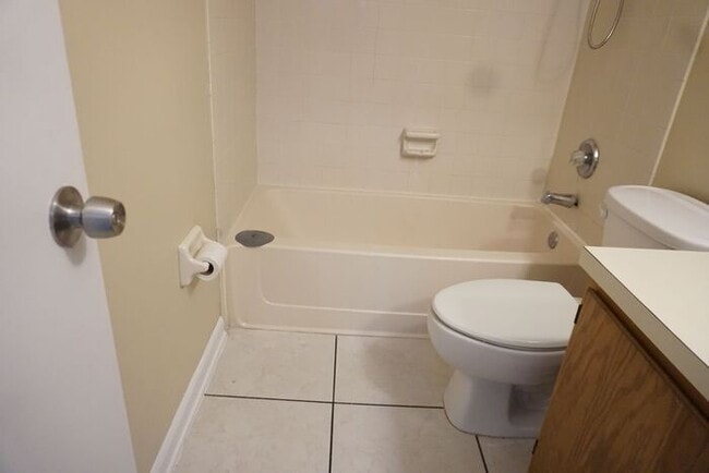 Building Photo - 2 Bedroom Townhome Near NAS