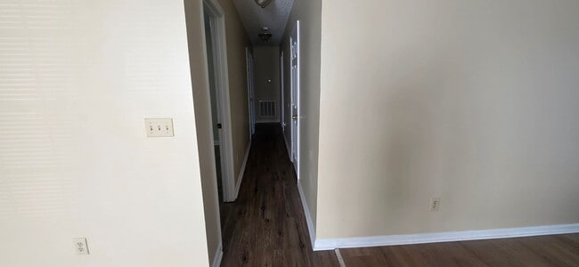 Building Photo - READY TO MOVE IN! 3 BEDS/2 BATHS!